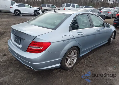 2013 Mercedes-Benz C 250 Sport z USA, uszkodzony, nr VIN WDDGF4HB2DA793222